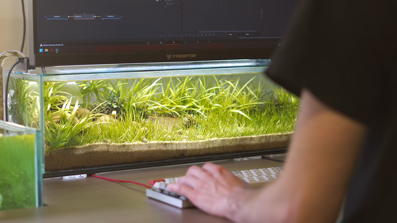 YouTuber gestaltet einzigartiges Desktop-Aquarium unter Monitoren